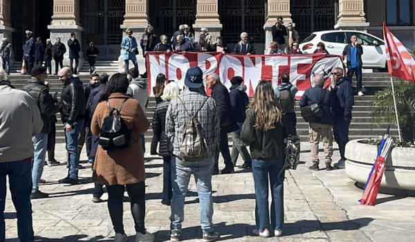 Ponte sullo Stretto: proteste a Messina durante i lavori della Commissione consiliare, presente l’AD Pietro Ciucci