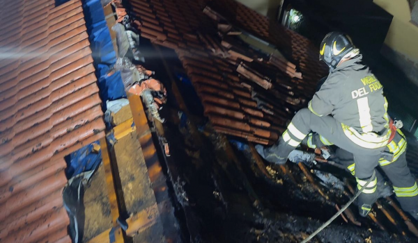 Giampilieri marina: incendio sul tetto di un’abitazione, i Vigili del Fuoco evitano il peggio