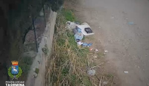 Taormina: lotta contro l’abbandono dei rifiuti, la Polizia locale denuncia una persona a piede libero