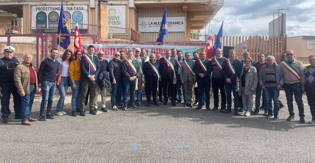 Soppressione delle corse AST, a Santa Teresa di Riva sit-in dei sindaci